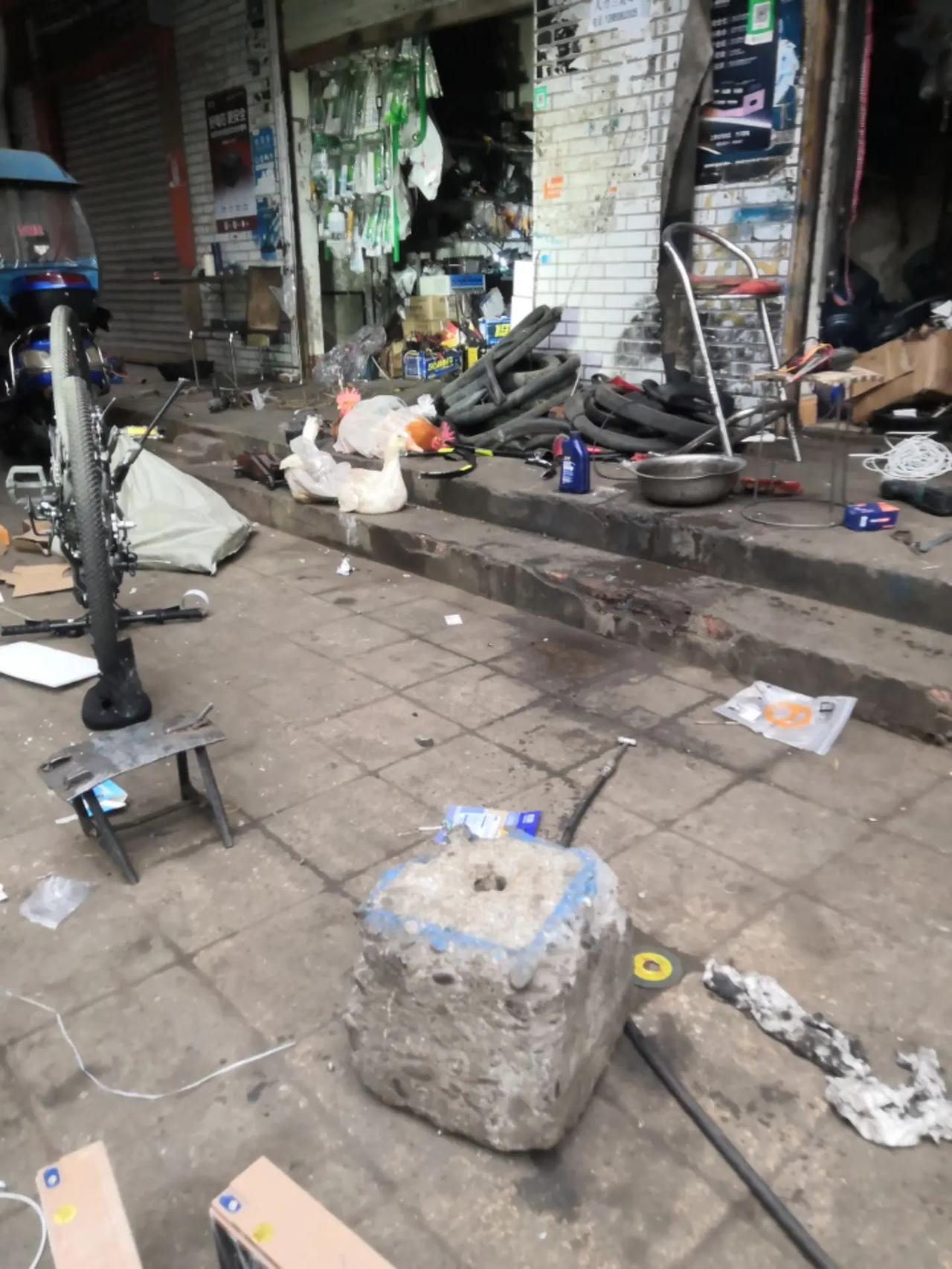 修车铺的传说，传说很美的故事，传说电瓶车的修理店，传说万里车辆的交通驿站我的农村