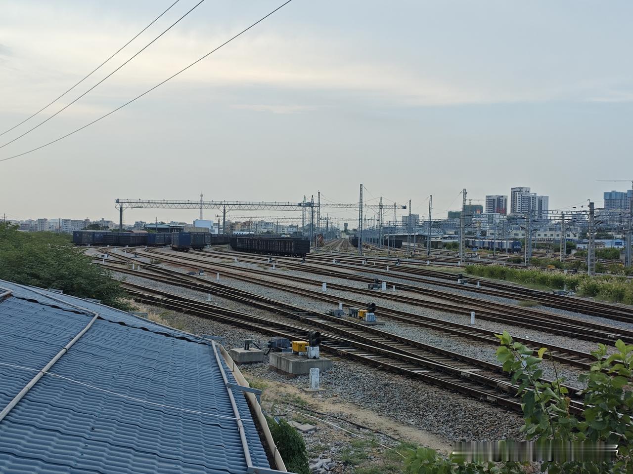 湛江市霞山区湛江火车站南端的南柳村。想不到此处竟然还保留有一座规模不小的铁路道口