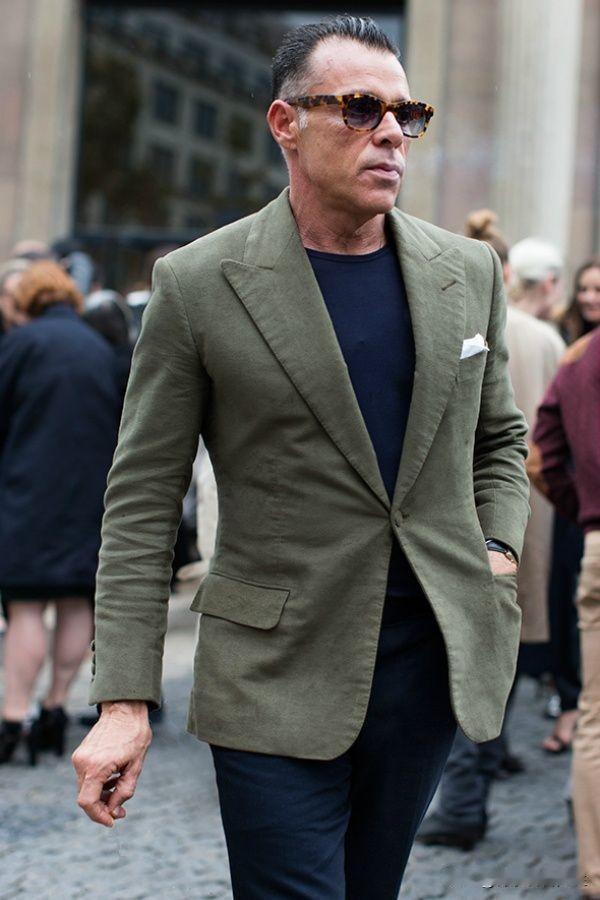 当你不知道该如何选择内搭时，不妨参考科尔蒂纳的思路：要么与外套同色系，要么与裤装