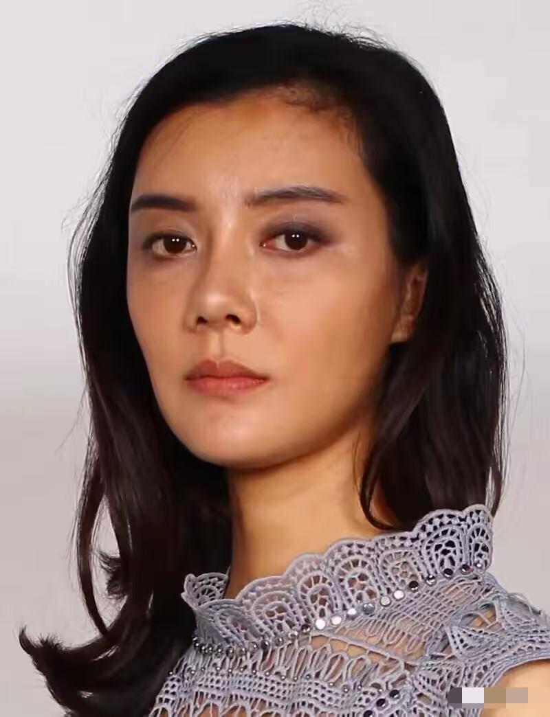 感觉她原来挺漂亮的，怎么现在又瘦又黑呢，气质一般般，这样的颜值街上一抓一大把。穿