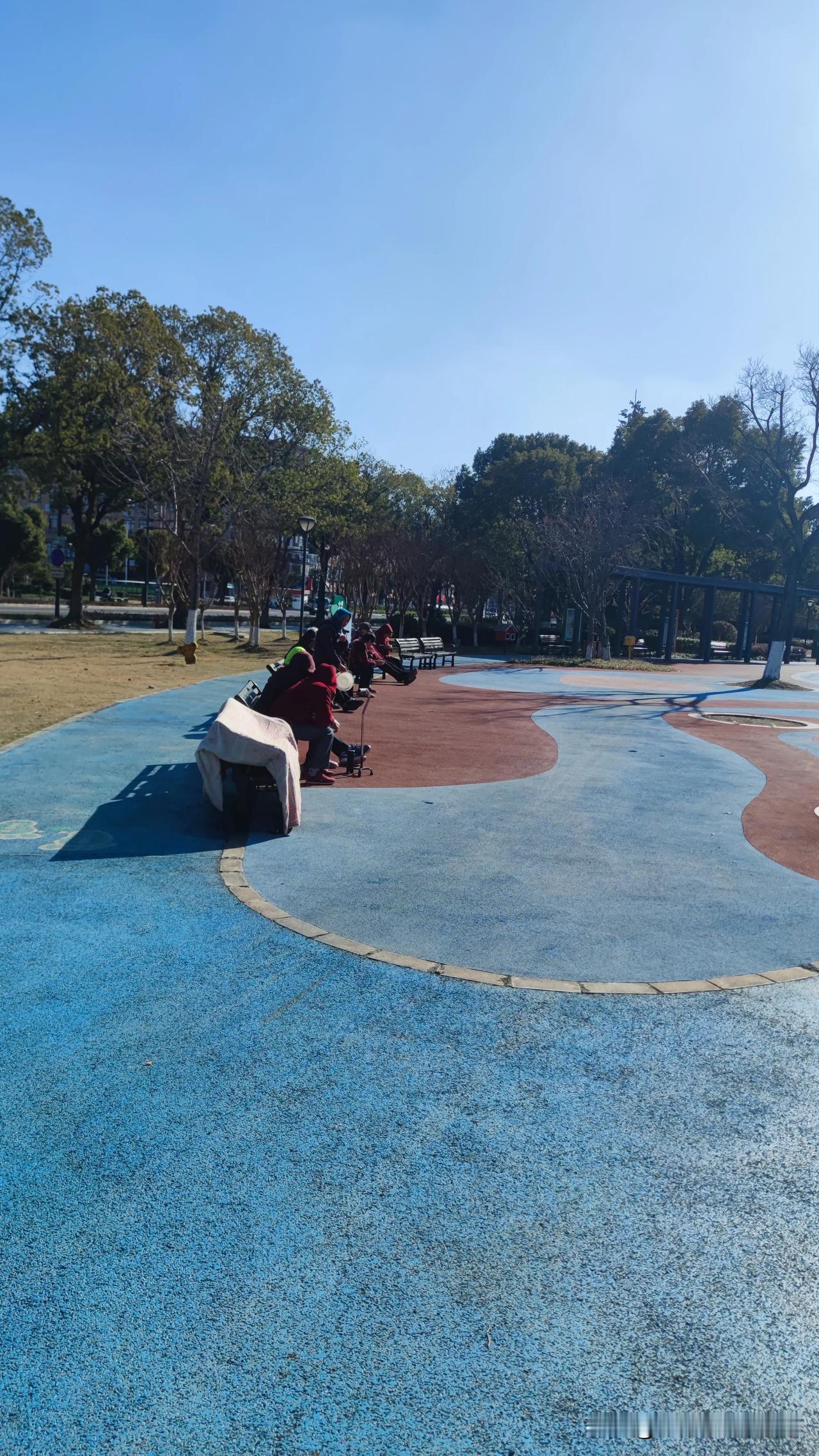 这段时间我开始注意和父母的沟通方式和态度，之前的话通常是和父亲对着干，他一旦说我