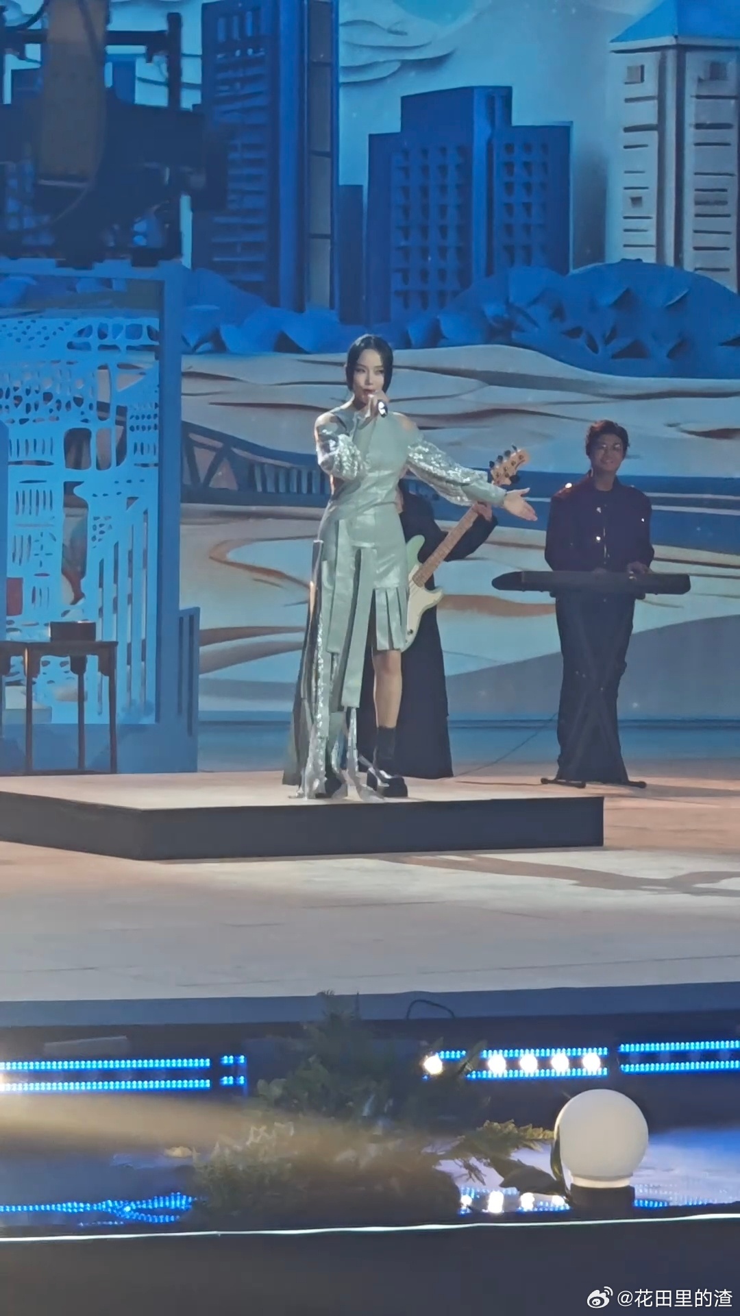 黄龄央视晚会路透带了3套造型 黄龄沧州录央视非遗晚会太惊艳，3分钟舞台换3套造型