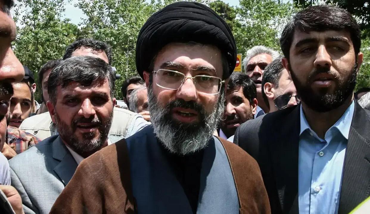 现在伊朗高层的操作，看得人直呼内行。国家电视台先官宣穆杰塔巴在袭击中受伤、将发表