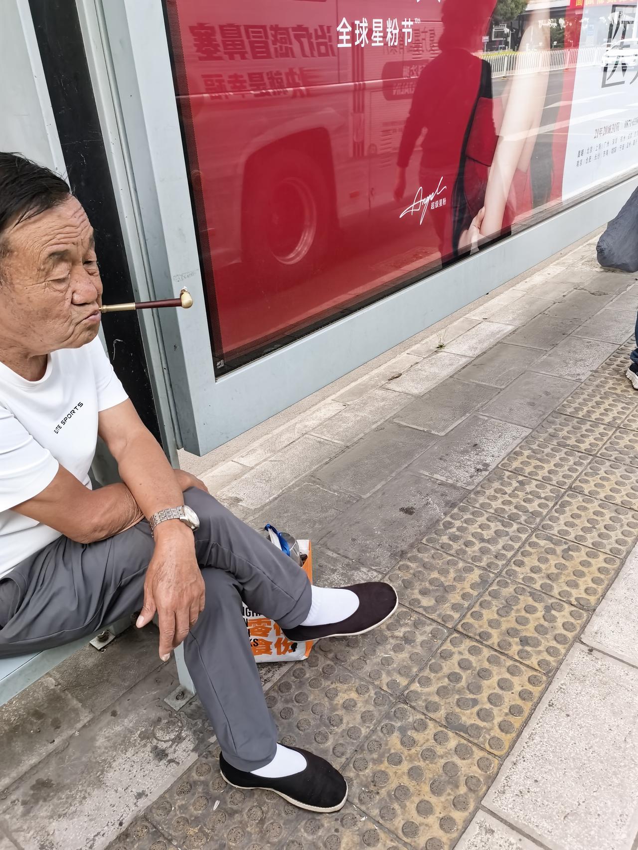 没有想到，小时候农村家里老人的最爱，三十年之后，城里人还是挺喜欢这一口，看着他们