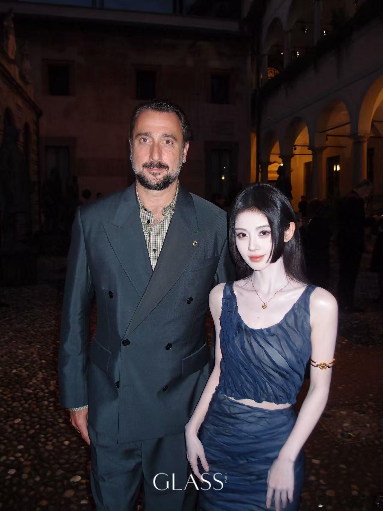 范思哲CEO与鞠婧祎合影鞠婧祎范思哲CEO合影范思哲CEO与鞠婧祎合影，可以可以
