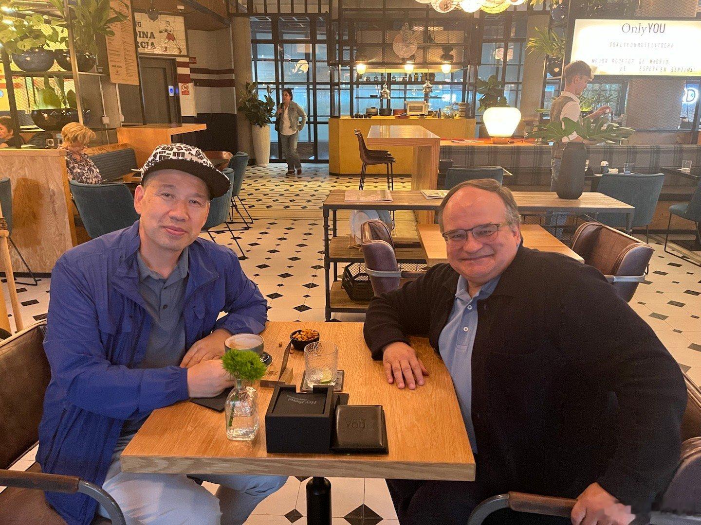 周晋峰马德里会见罗马俱乐部秘书长今天周晋峰在马德里会见了罗马俱乐部秘书长卡洛斯·