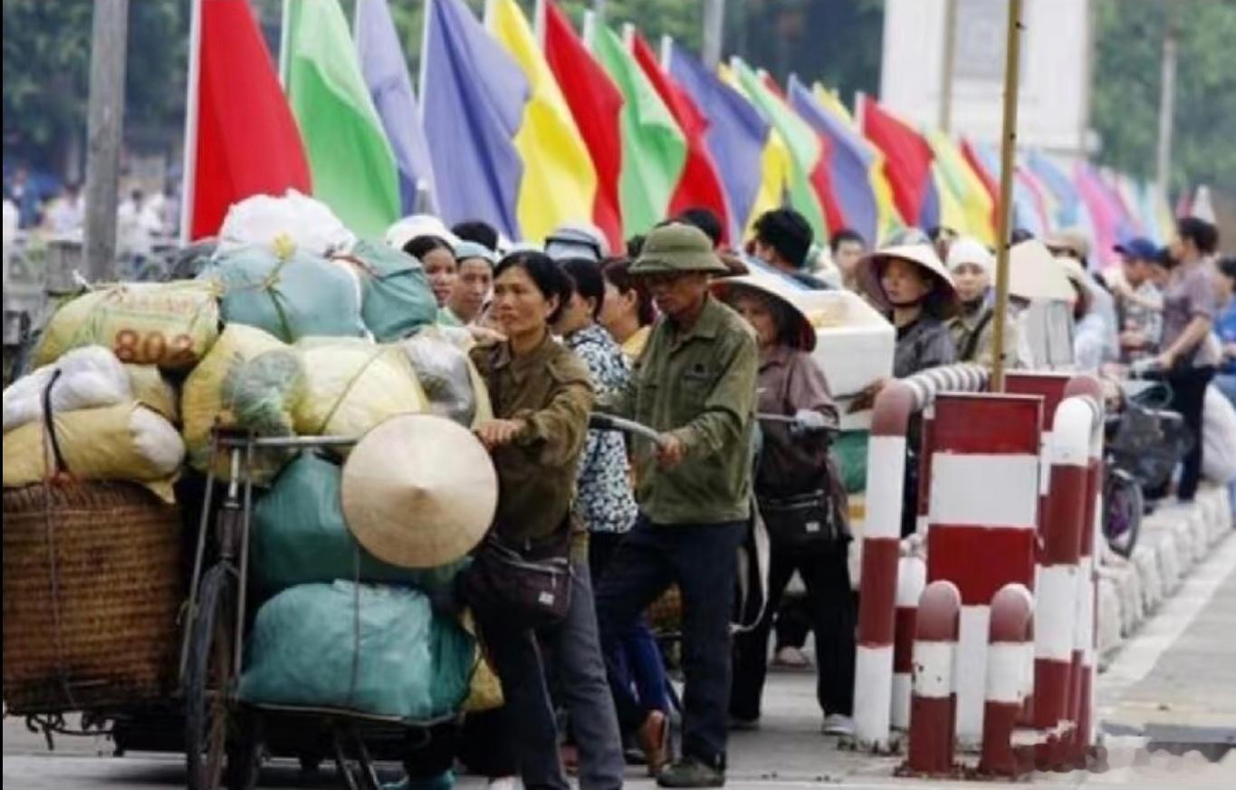越南实施边民跨境购物新规，以后越南边民进入中国采购物资只能人力运送，手提肩扛，不