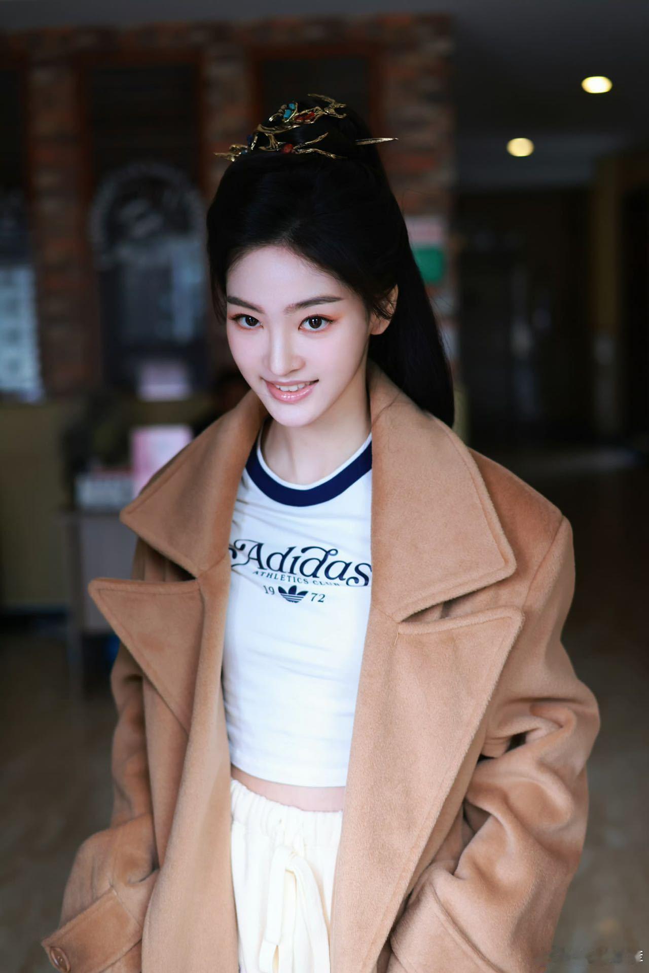 #谁还数得清张凯莹转了多少圈啊# 《佳偶天成》中张凯莹吊威亚的画面令人难忘，转圈