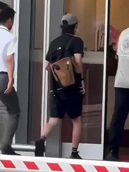 王一博的腿好像白萝卜王一博女团腿  王一博的腿又直又细像白萝卜般吸睛，标准女团腿