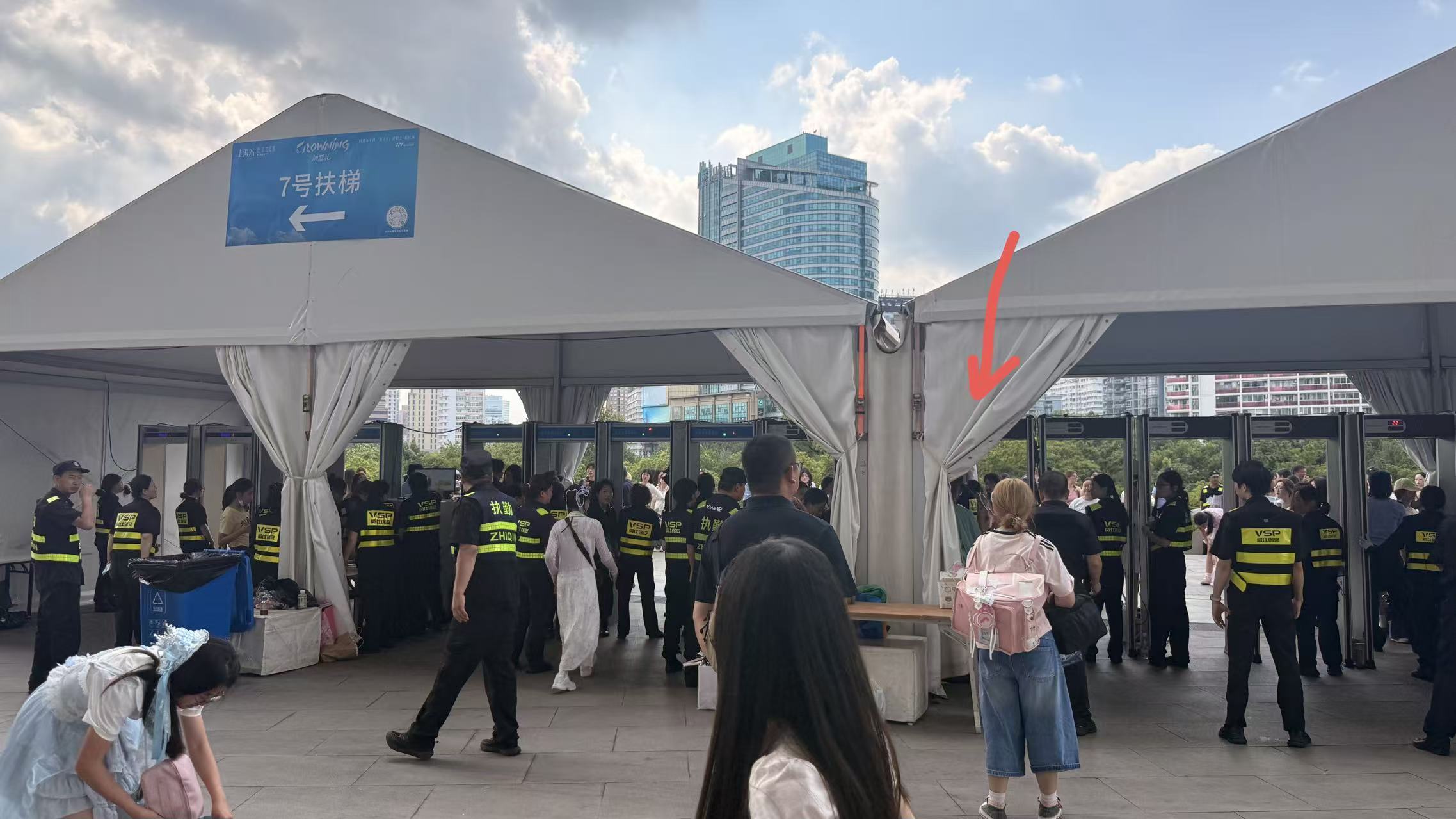 7号扶梯这个口很松 