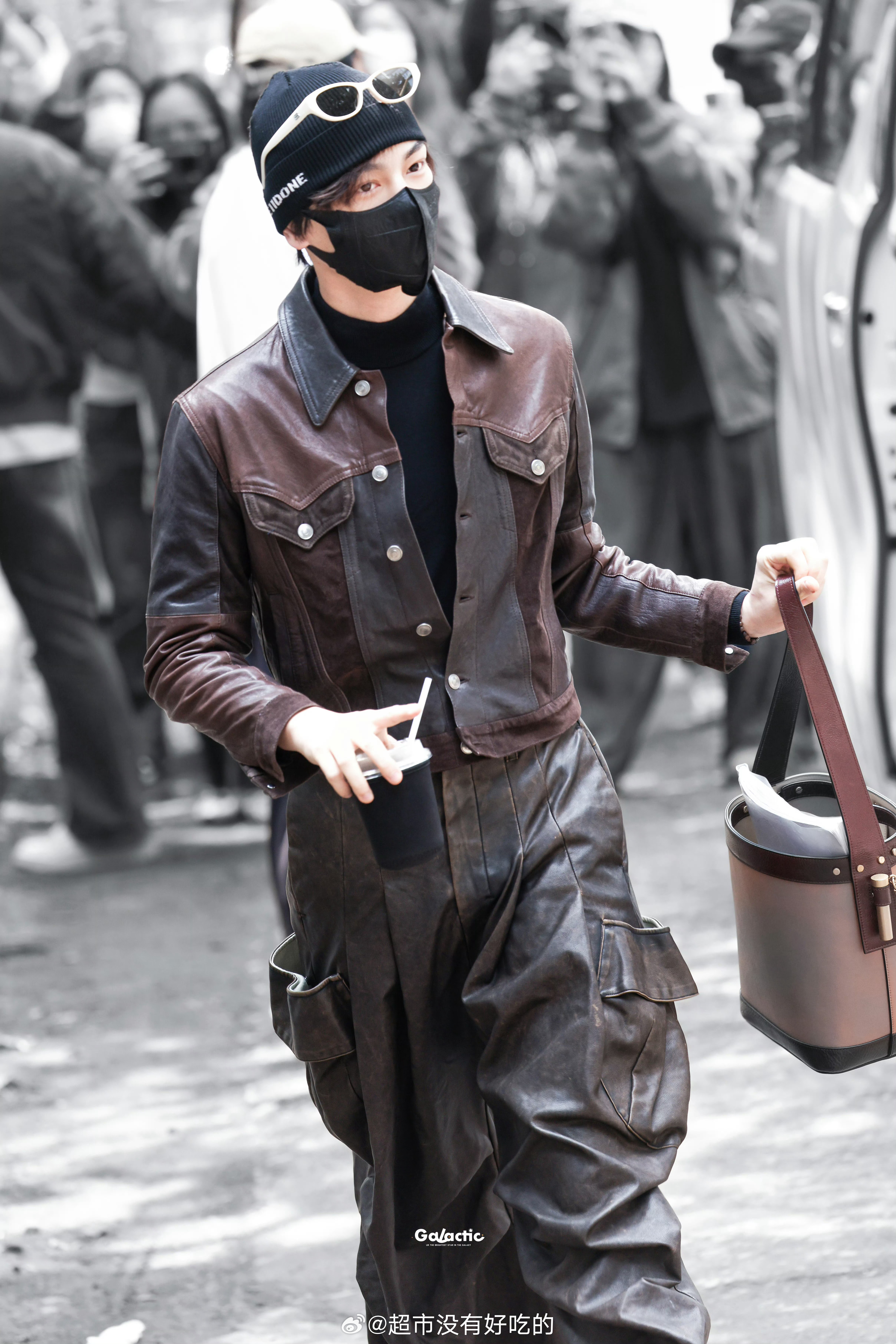 丁禹兮《司宫令》今日上班路透深色皮衣➕冷帽今天是美拉德男神，帅气又迷人赵皑拍摄顺