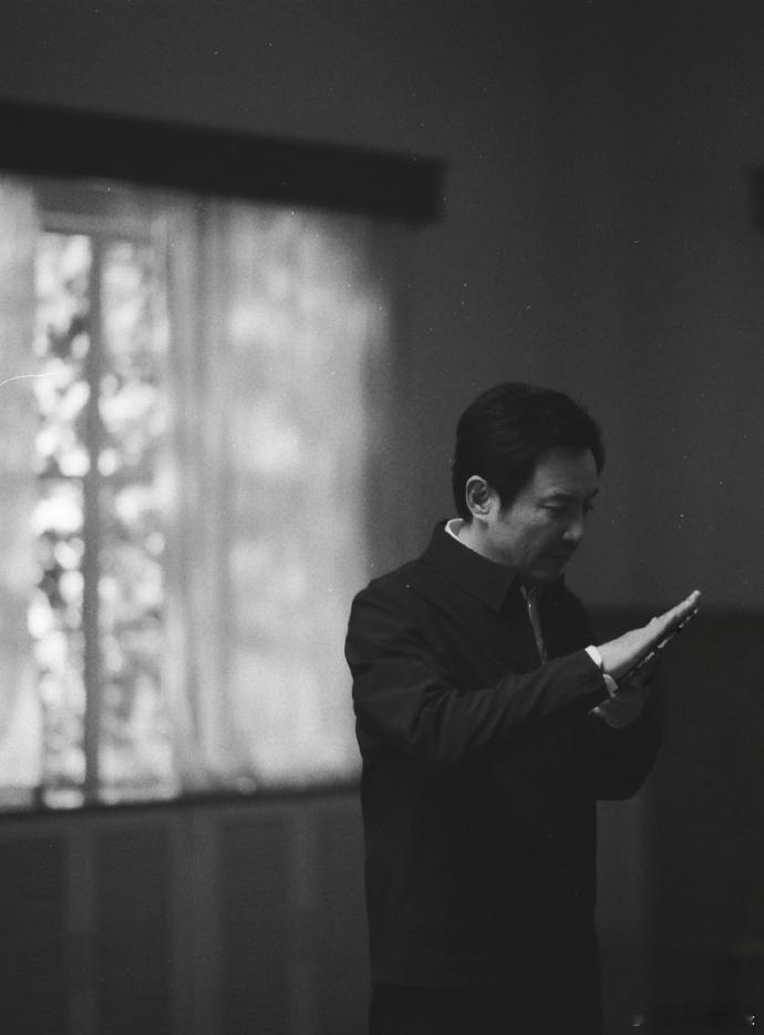 范丞丞拿老鼠干戳沈腾鼻孔腾哥认真答题，丞丞见缝插针一戳，直接破功！飞驰天团玩起游