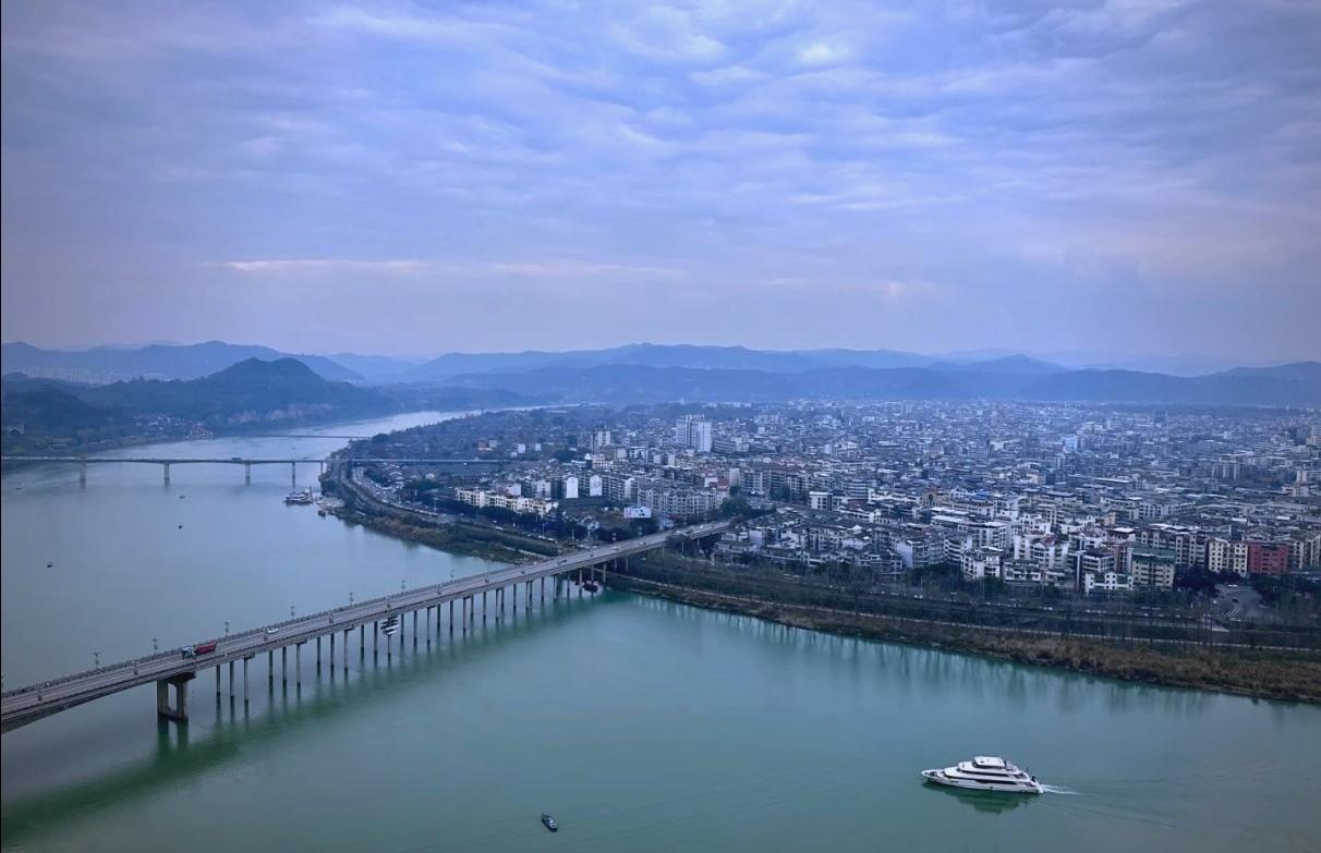 。华光楼飞檐翘角，临江而立，俯瞰江波如练，锦屏山翠影横斜 。
古院深巷，木雕窗花