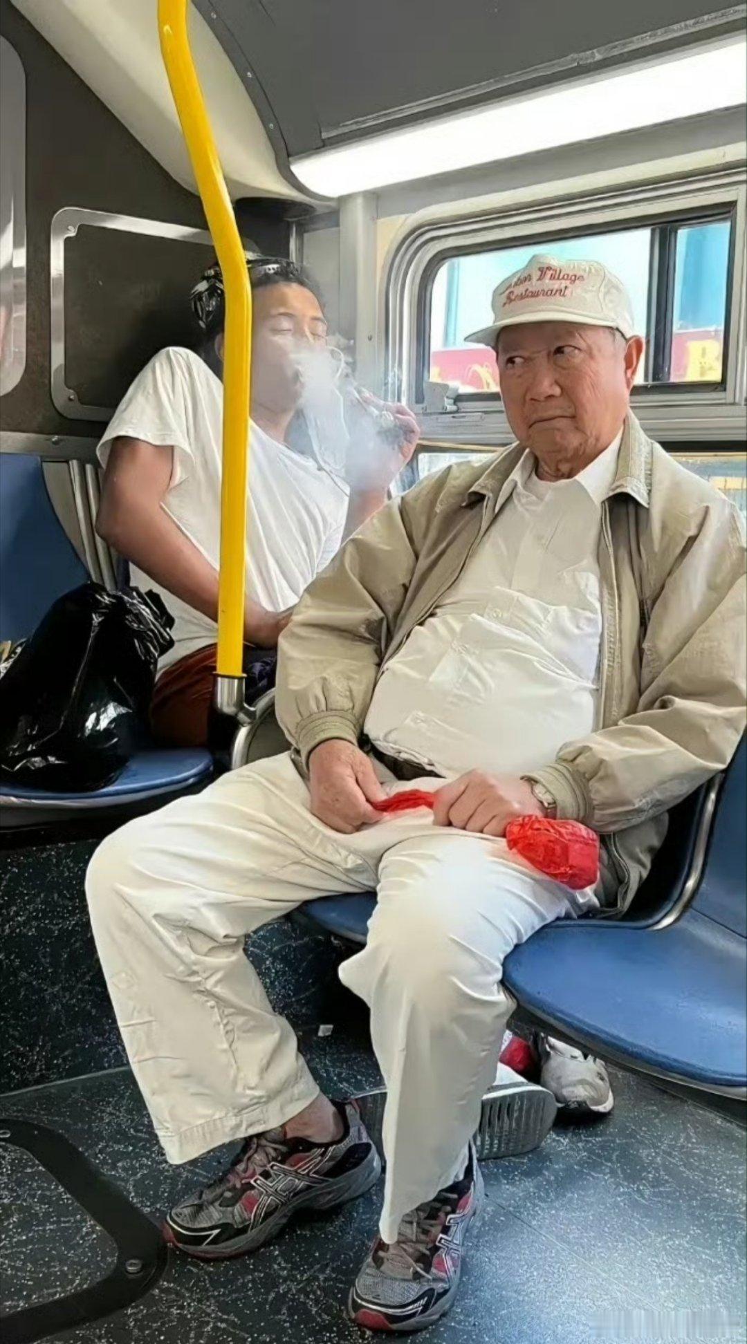 国外的公交车上，黑人小哥在吸食大麻。 