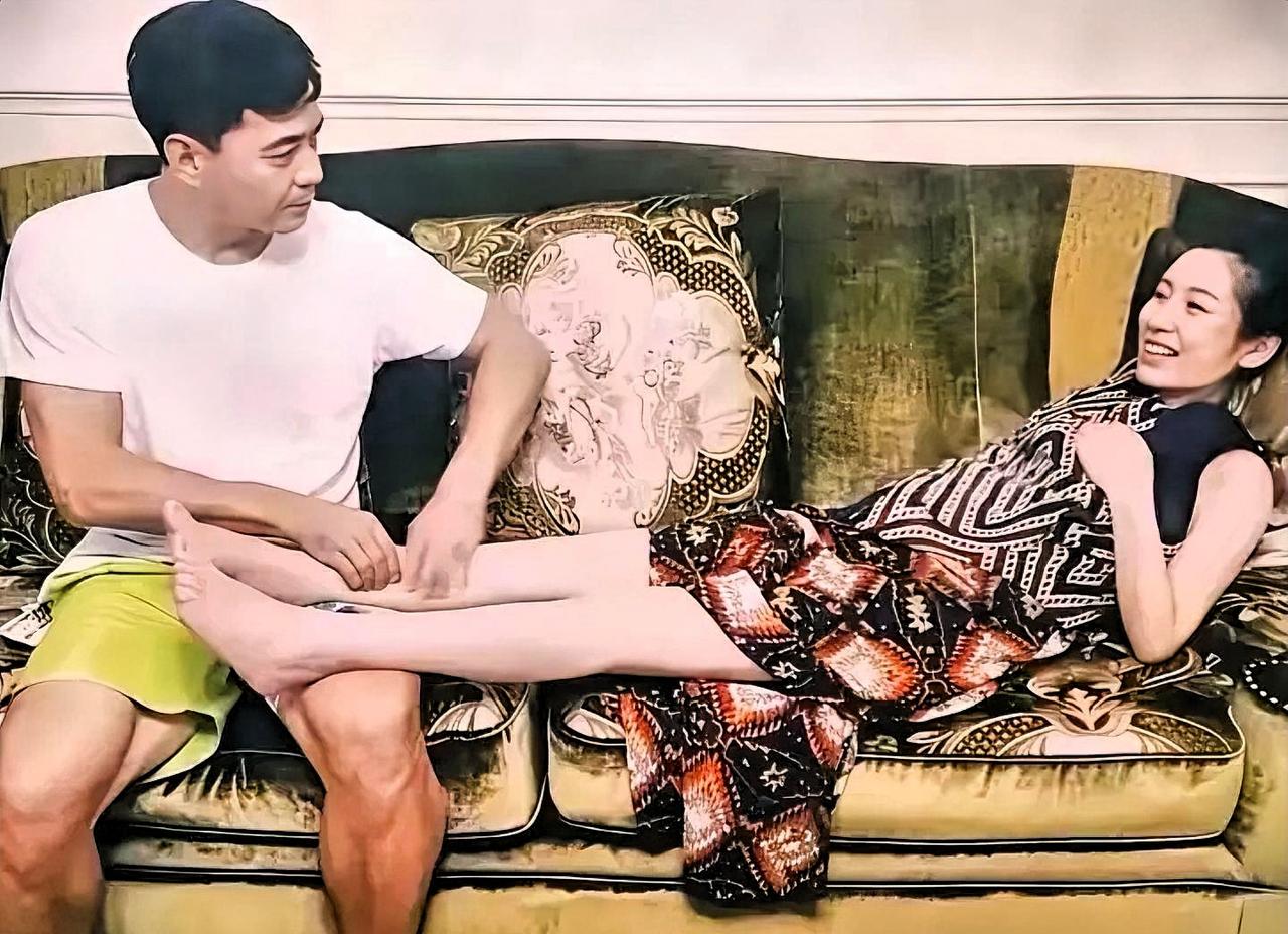 硬汉老公！给秦海璐按腿
 
荧幕硬汉王新军😮
在家给秦海璐按腿！
秦海璐瘫沙发