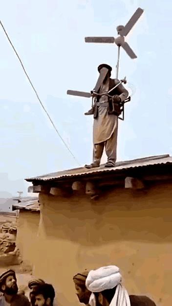 "光辉”在迪拜表演的不尽兴，三哥这次再弄个“光棍”表演一下！
 

他们费劲巴力