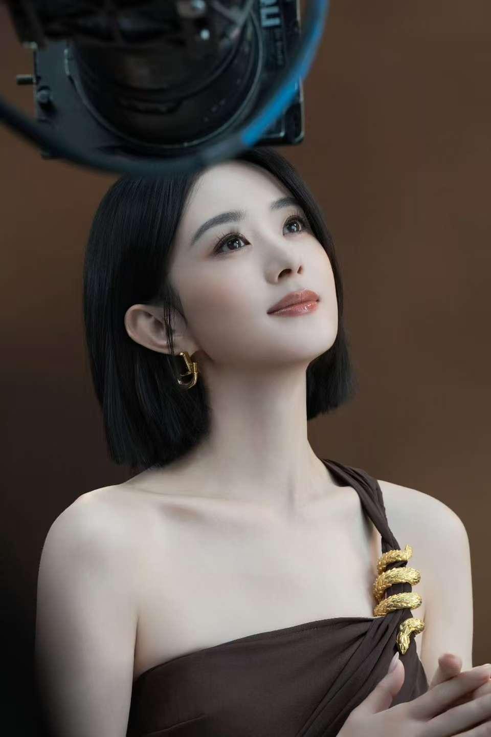 赵丽颖光影在水波间晕染赵丽颖棕色单肩裙赵丽颖光影在水波间晕染，好美，[doge]