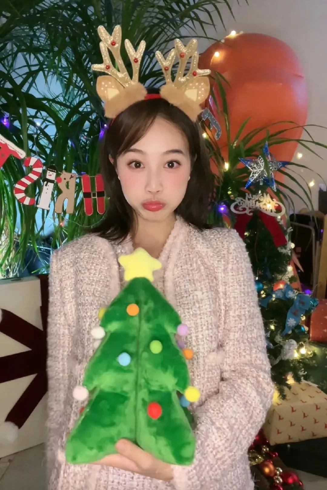 蓝盈莹晒圣诞照
并配文说：平安夜快乐🧑‍🎄和侄子们的捣蛋夜✌️😜一起平平安