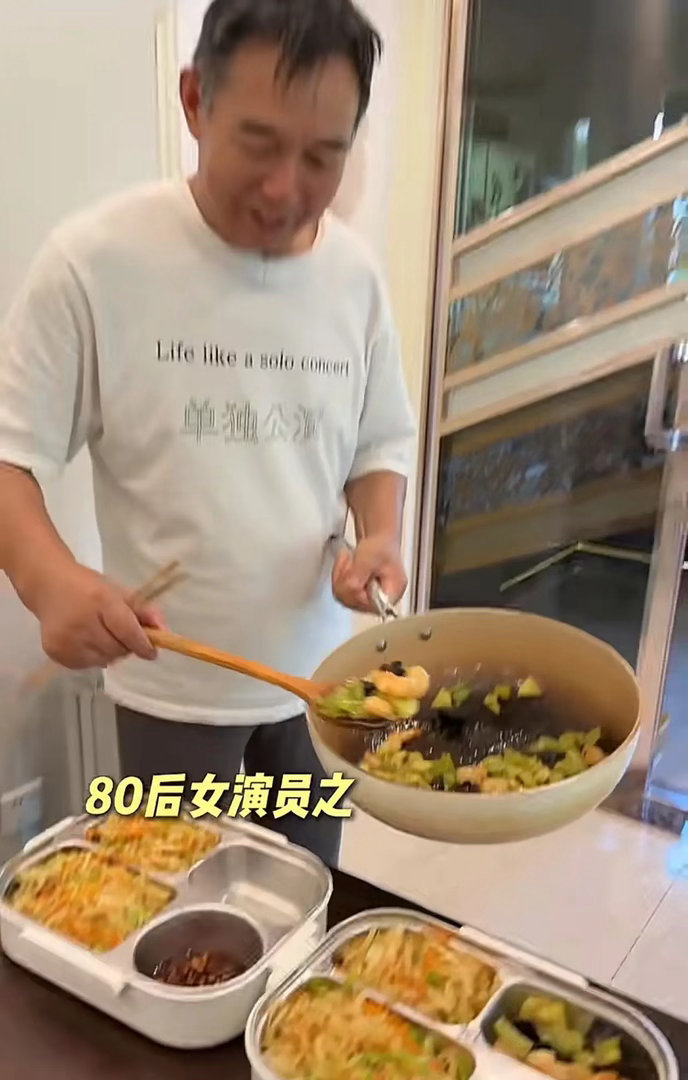 女明星王媛可每天都在家里做好午饭，送去学校给双胞胎儿子吃，她准备的午饭都是一些家