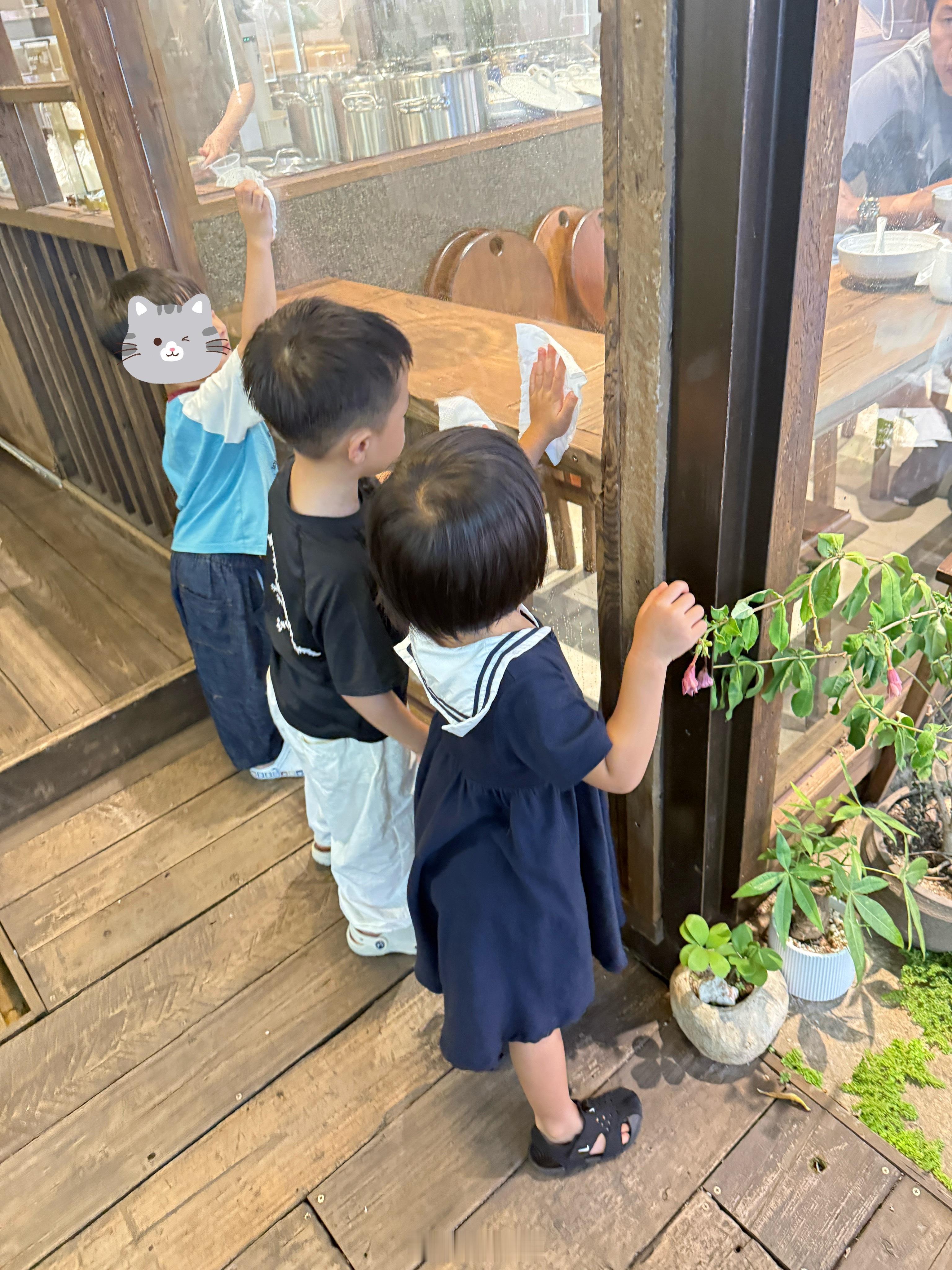 小孩怎么那么幽默球拿着纸巾在擦玻璃上的雾气旁边桌的俩小男孩陆续加入三个小孩一起在