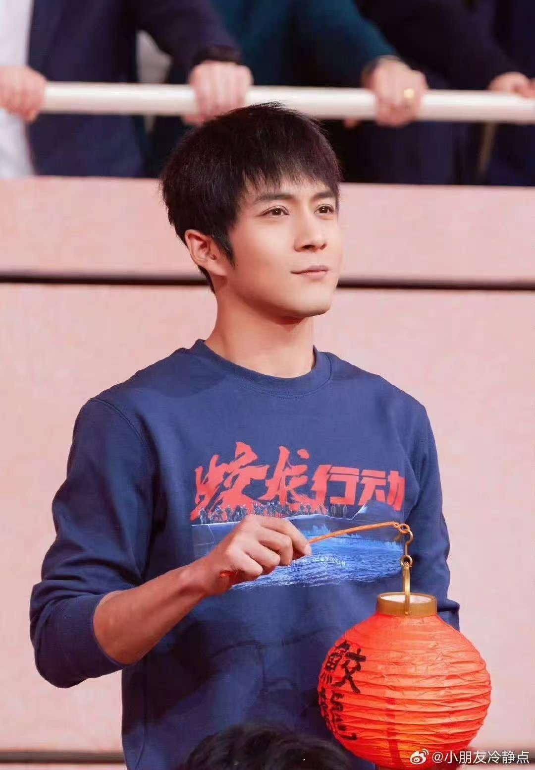 被韩东君的执着打动， 韩东君从红海开始觊觎蛟龙  ，默默努力。《蛟龙行动》秦大伟