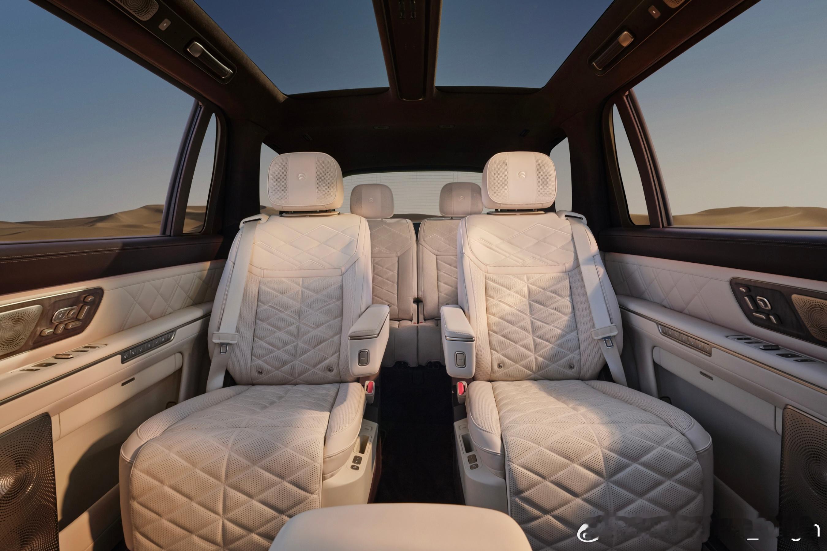 蔚来ES9六座通道版的官方图片来了。经常会用到第三排的、或者偏家庭向使用场景的，