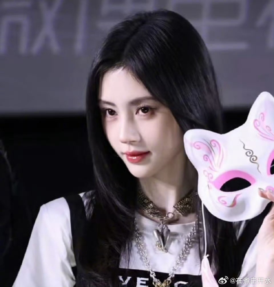 鞠婧祎首次参加追剧团鞠婧祎首次参加追剧团表现超灵动，和前辈同框氛围超好，即兴手势