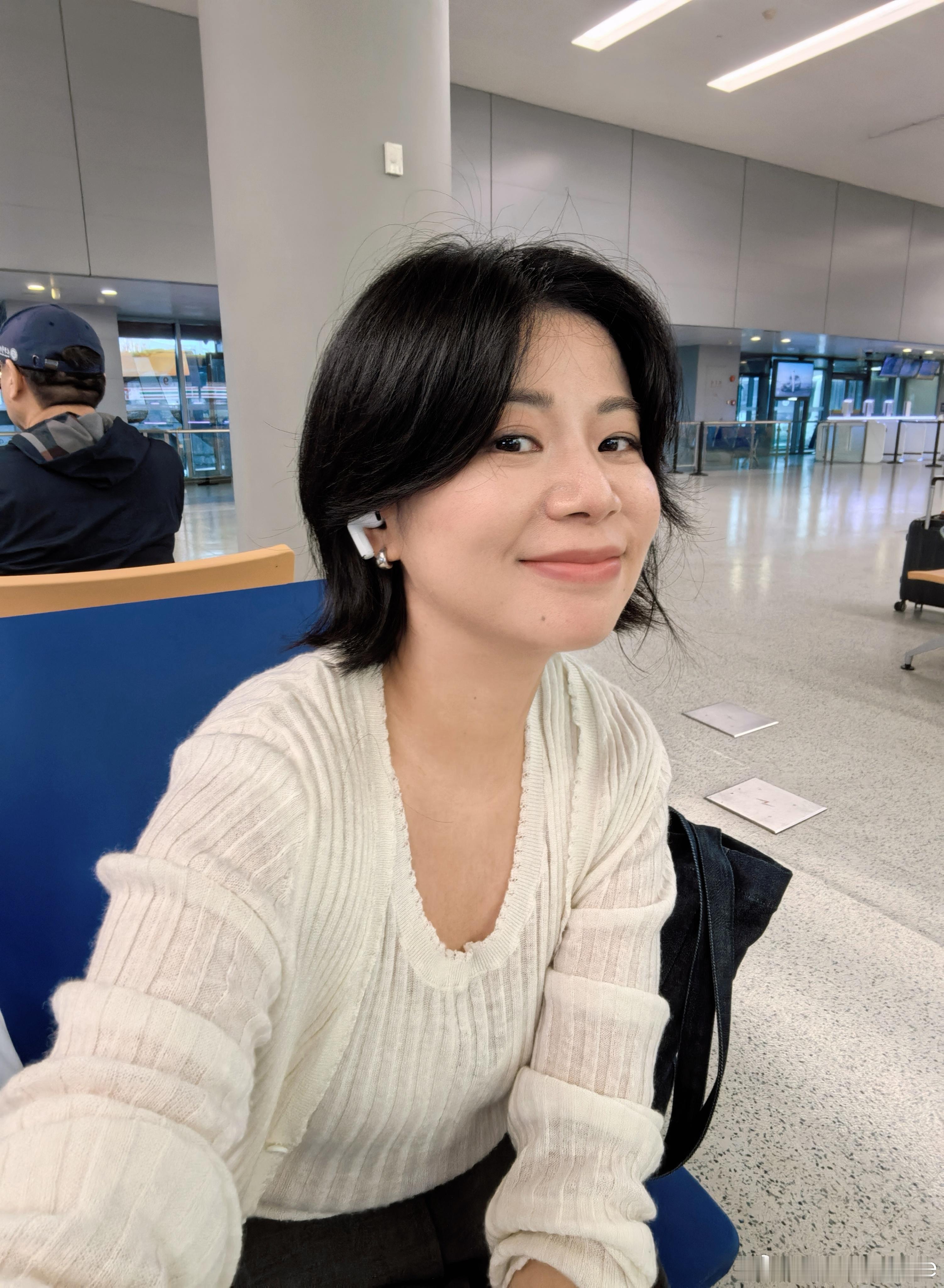 🌀天出行已经上了短驳车又被拖回候机厅这会儿吃上东航派发的饼干啦还不知道什么时候
