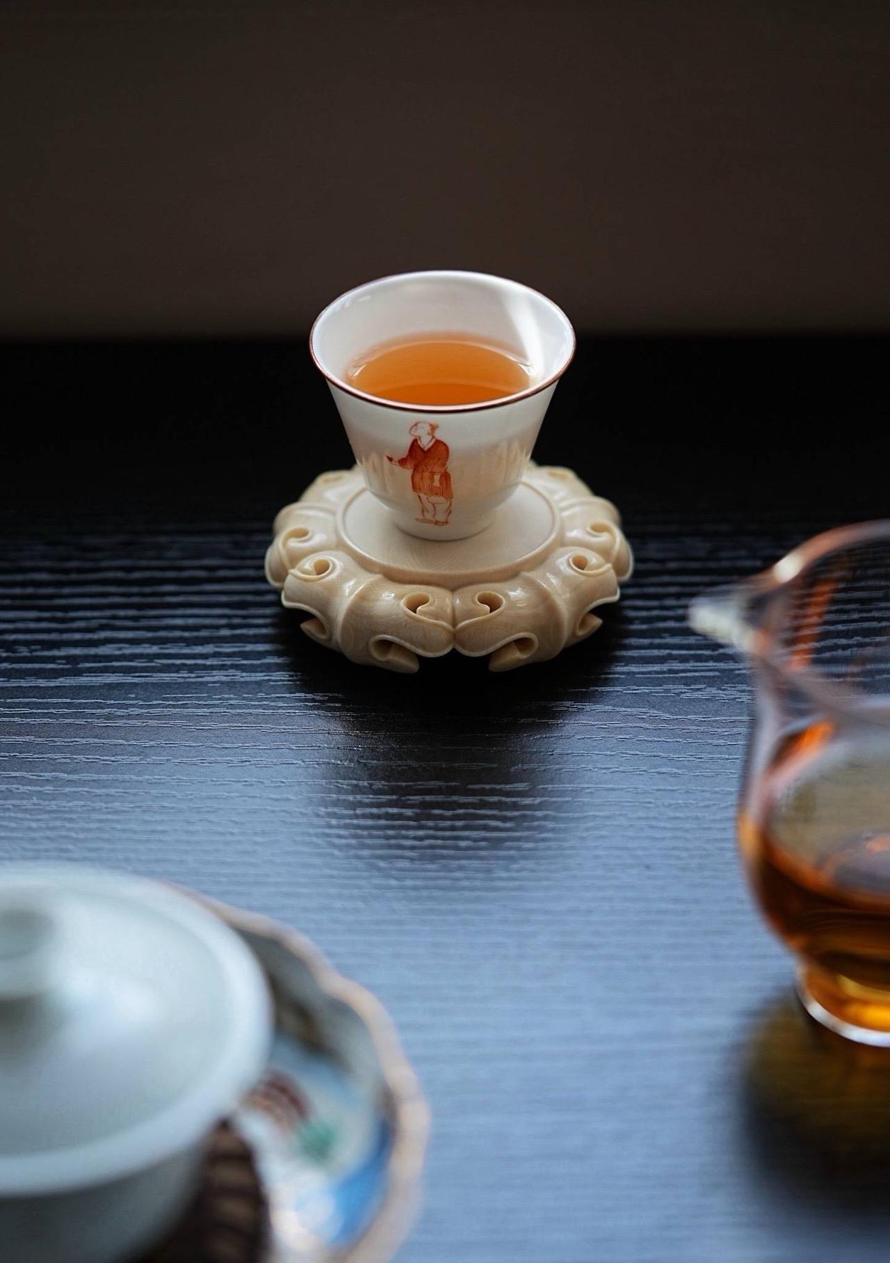 一下鼓励年轻人多消费，超前消费，一下又提醒年轻人节制消费，树立正确的消费观，别碰