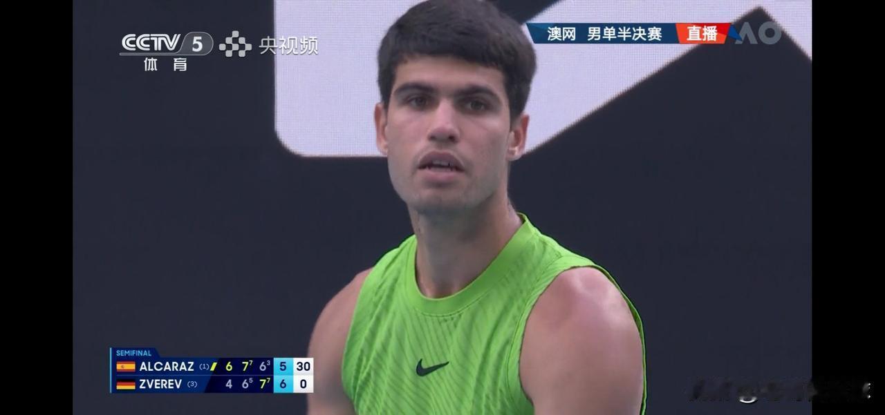 西班牙网球巨星阿尔卡拉斯真是令人担忧！在今天进行的一场澳网男单半决赛中，目前阿尔