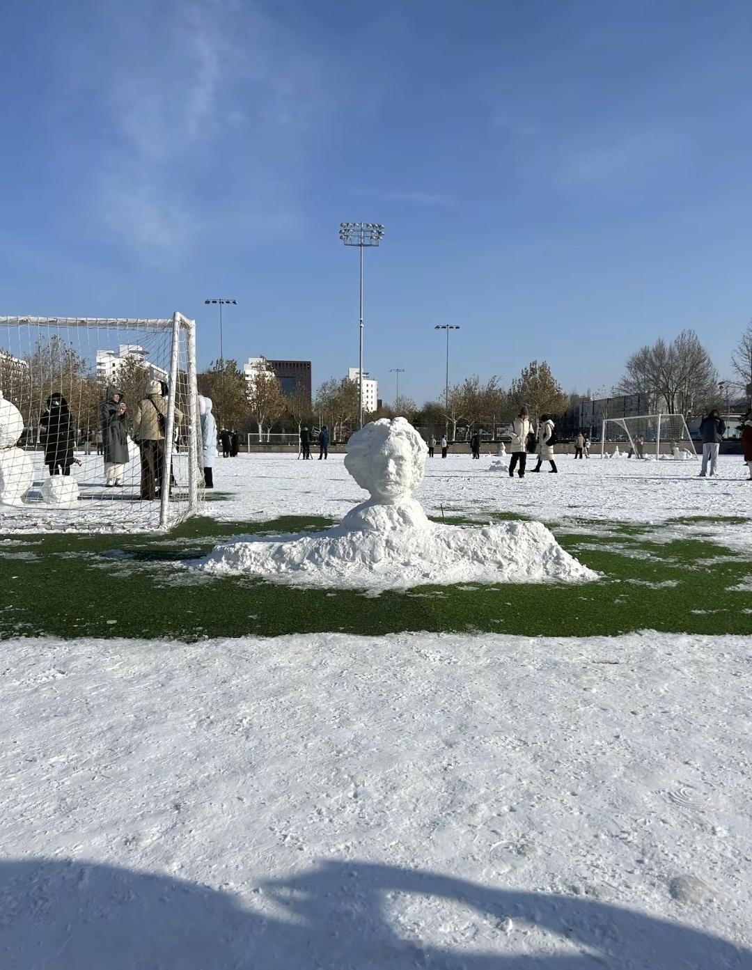 本年度最佳冰雕。这几天刷到所有这件作品的视频评论里，很多网友以教员诗词接龙的方式