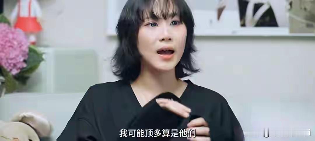 窦佳嫄和窦靖童是同父异母的姐妹，在最近的采访中，她说十四五岁的时候，是自己主动联