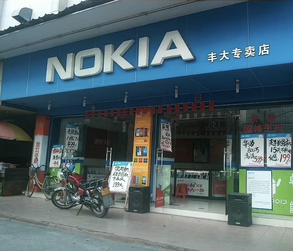 如果没有苹果，我们以前手机专卖店是一间间的街边店铺，店铺内一个玻璃柜，想看手机还