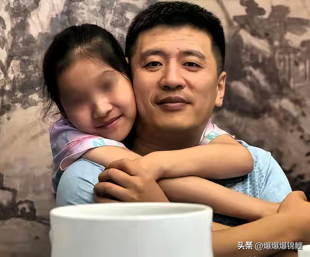 员工把张老师那辆小牛电动车挪到了地下车库。

还专门给找了个“专属车位”。

说