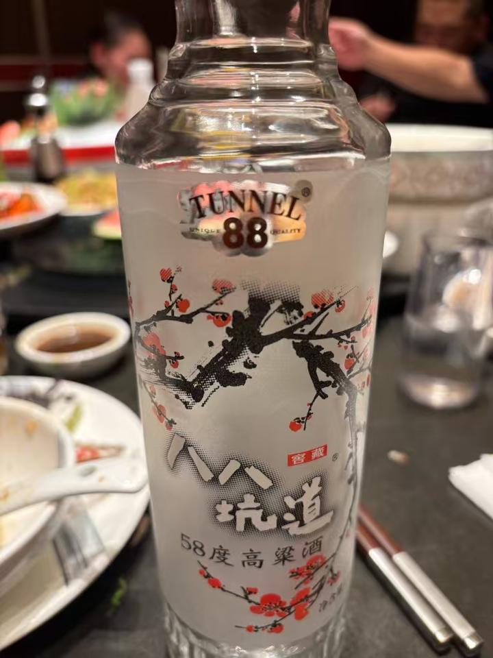 五月收官，酒桌上，一个朋友跟我说：
“我认真复了一下午盘，发现这个月，按照我记录