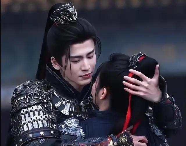 官媒重拳出击！“粉底液将军”遭痛批，粉丝围攻军方账号太疯狂
 
解放军新闻传播中