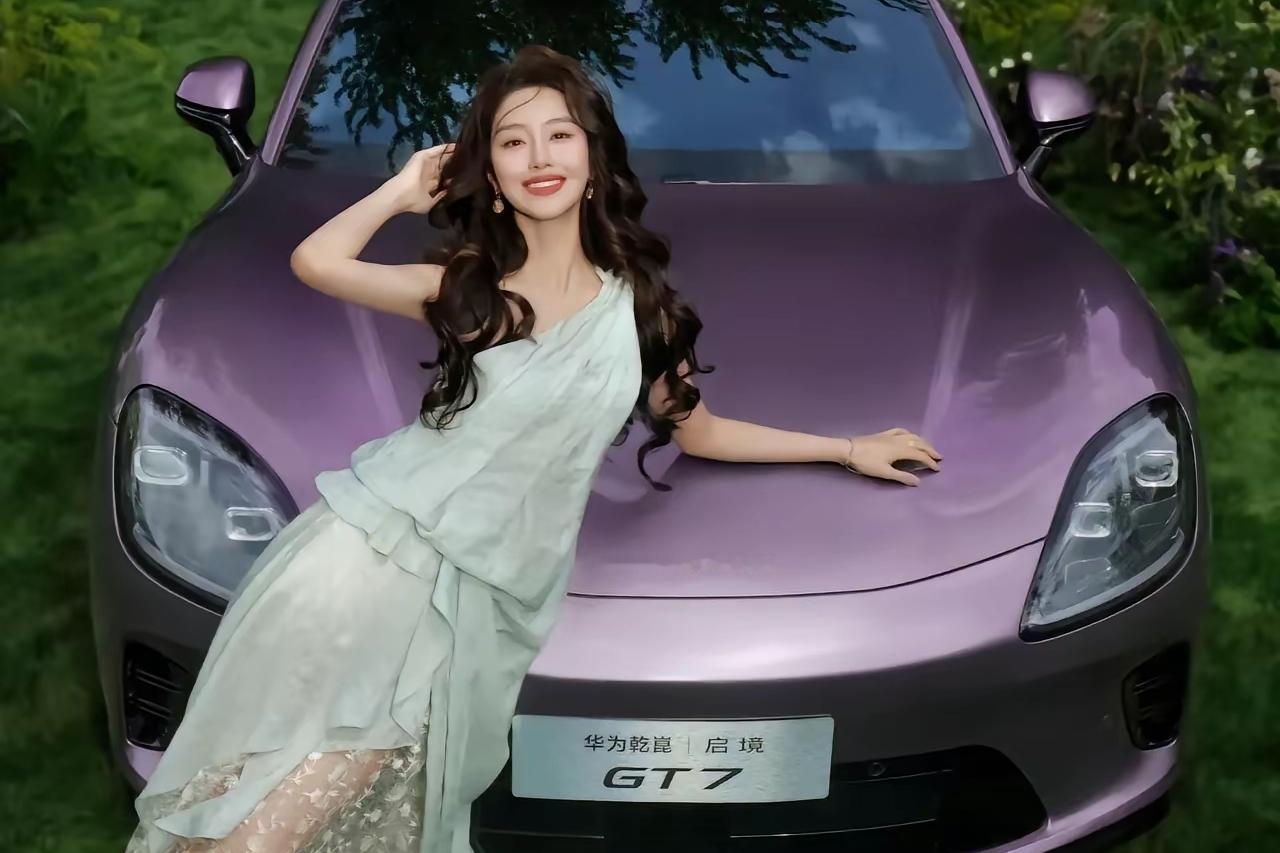 又一款车值得关注了，它就是全新启境GT7增程版，第一眼就被它专属的紫色车身深深吸