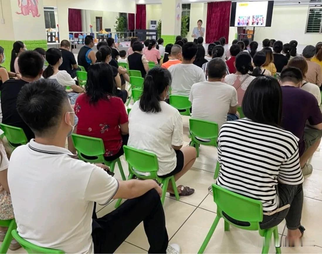 清晨的校园食堂里，160名家长“帮厨”正有条不紊地洗菜、切配，他们佩戴着卫生帽与