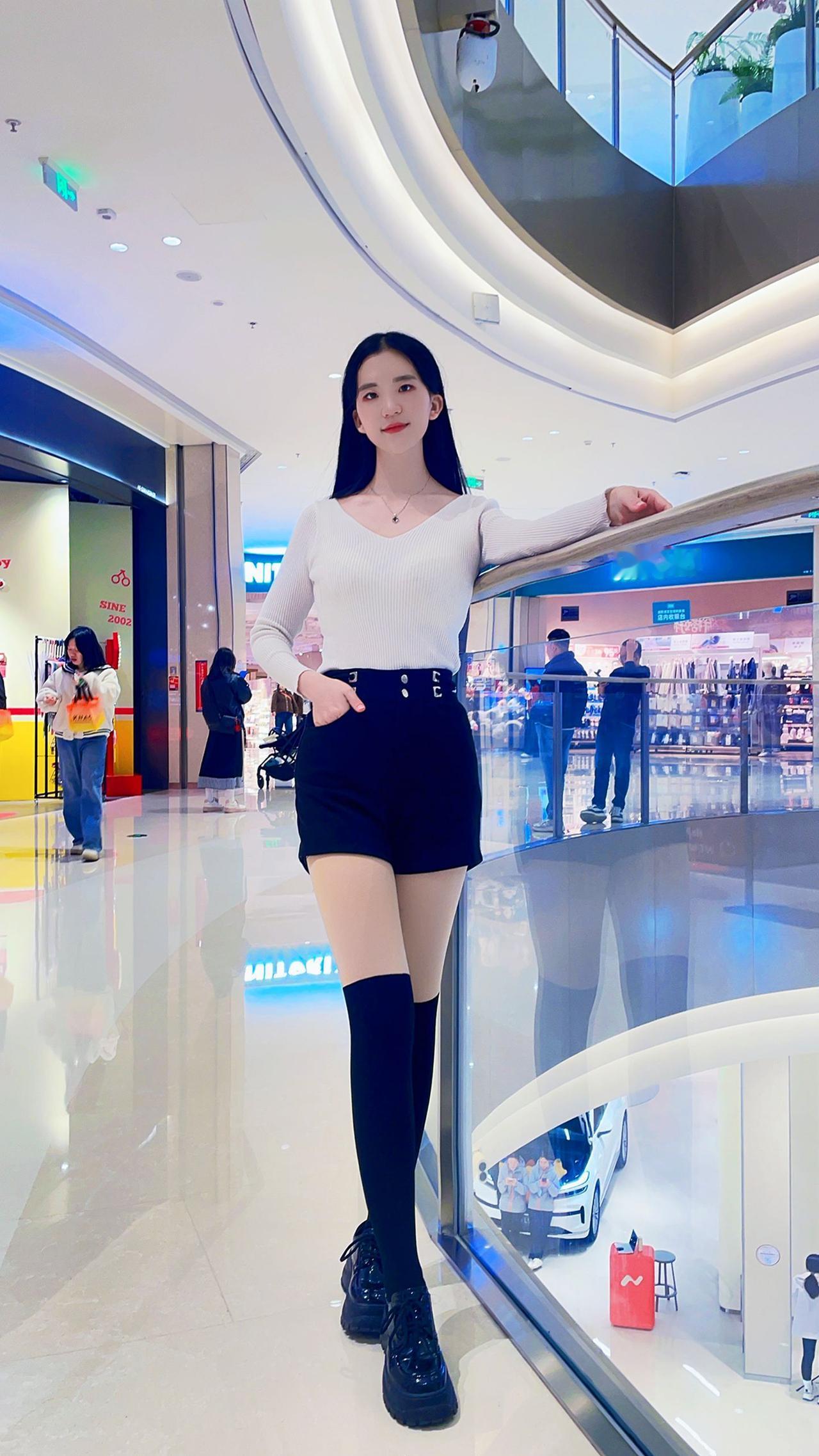 不是生活有意思，是努力打扮后，热爱生活才有意思。
美女 今日穿搭 黑丝 过膝袜