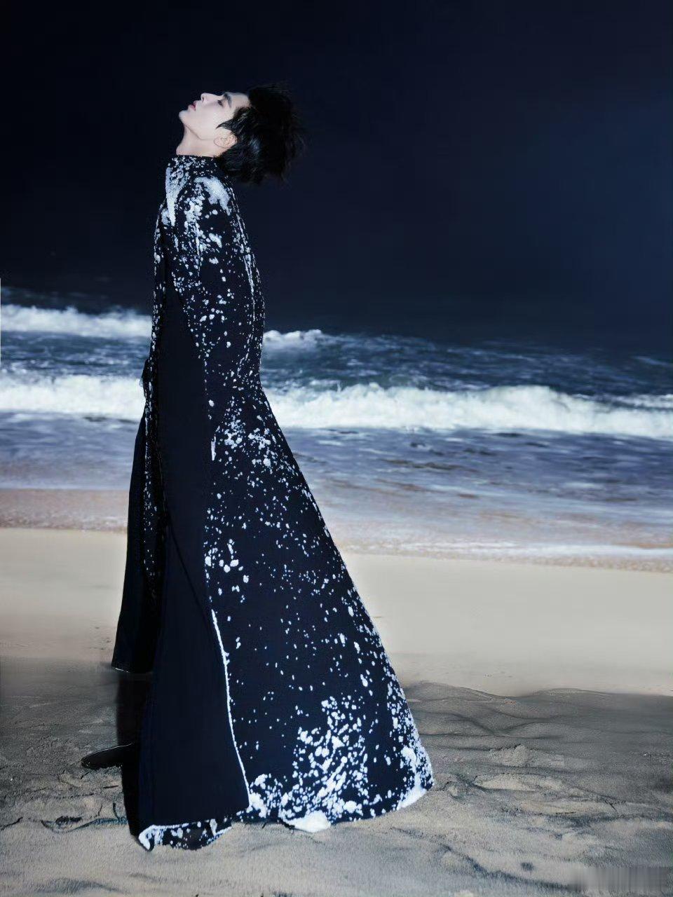 张凌赫ELLE背头造型 刷到张凌赫ELLE背头直接心动！头发梳得干净又不紧绷，露