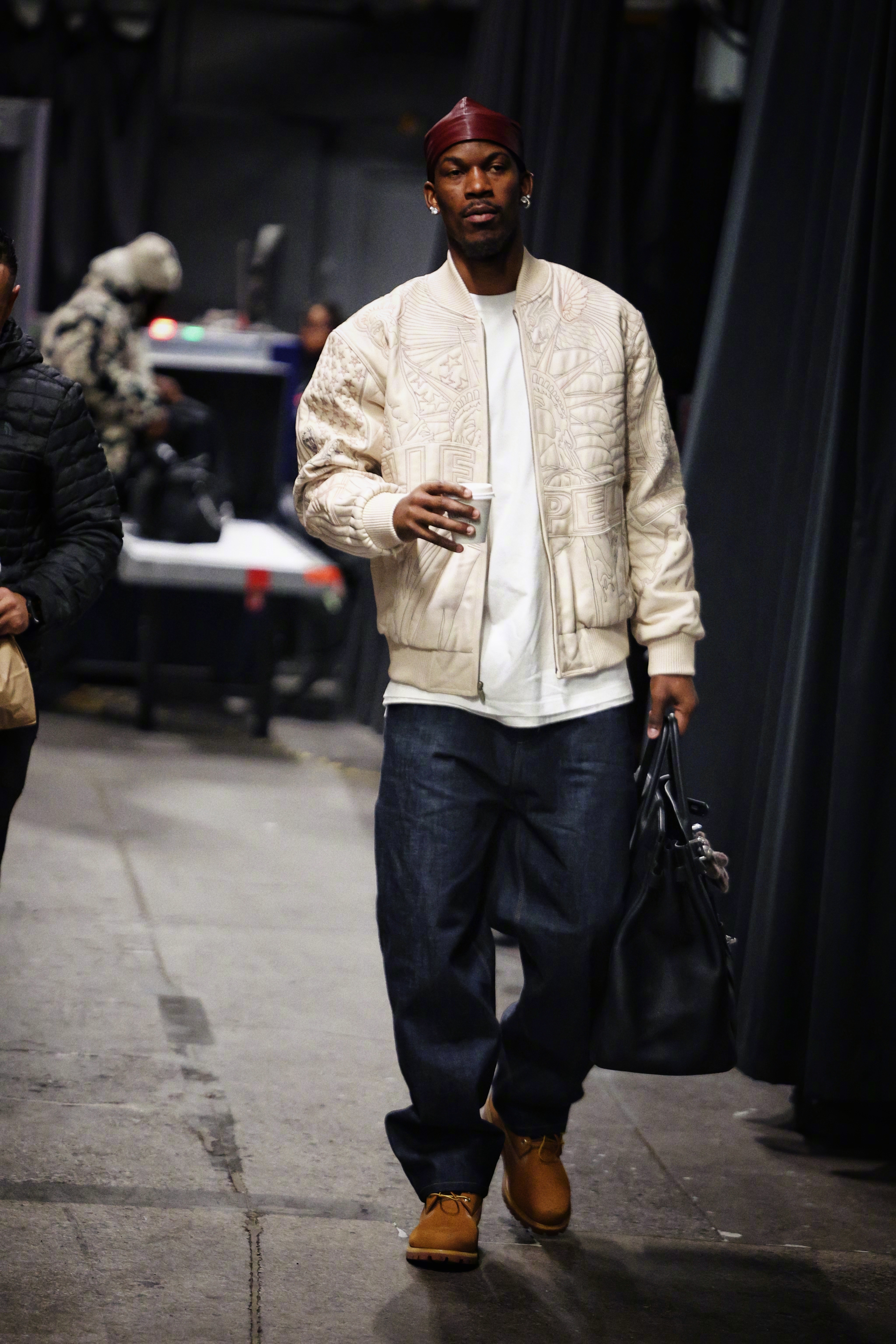 巴特勒今日份上脚，三部曲🫡赛前经典大黄靴，训练时李宁跑鞋，比赛中JB4还是大哥