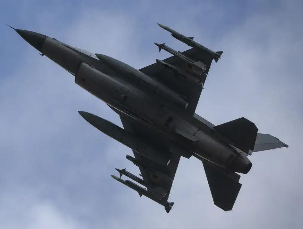 英国路透社报道称，乌克兰空军F-16战斗机严重缺乏弹药。在过去三周多时间里，乌军