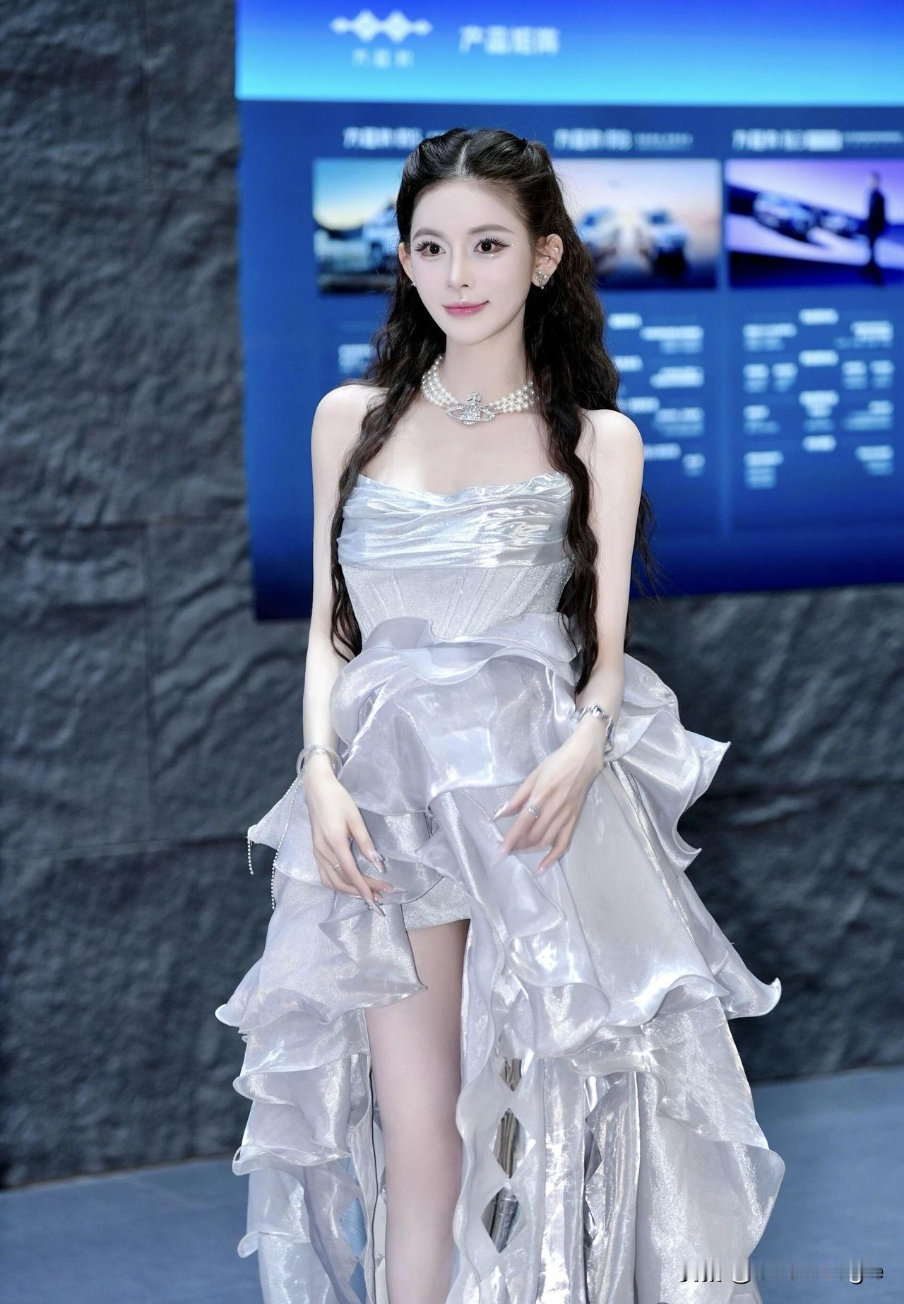 优雅气质，银光闪闪的晚礼服，闪耀的珠宝，完美无瑕的妆容，宛如童话中的公主。
