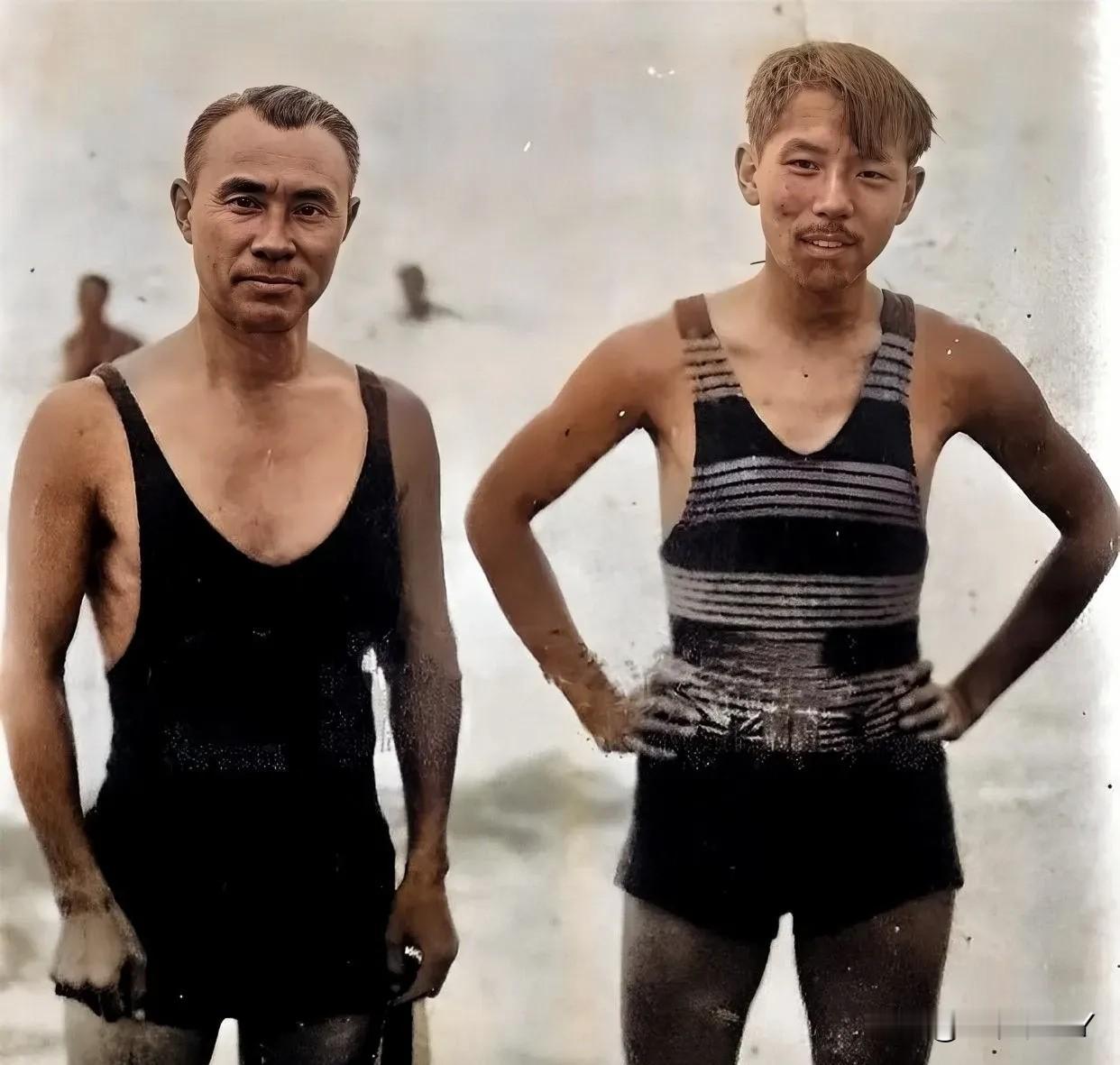 这才是张学良年轻时候的真实模样，不是演员饰演的角色！这张珍贵的老照片摄于1930