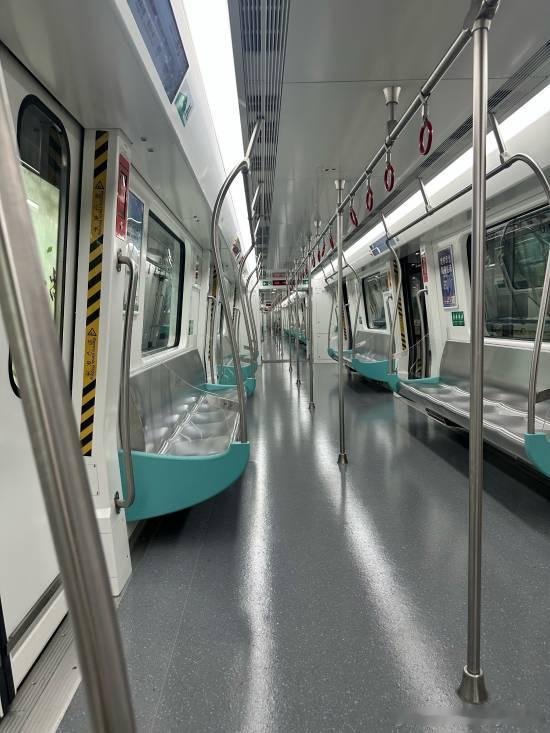 女子在地铁让座获孕妇百元红包：看她坐矮凳挺难受2月22日，网友小洛的一则帖子点赞