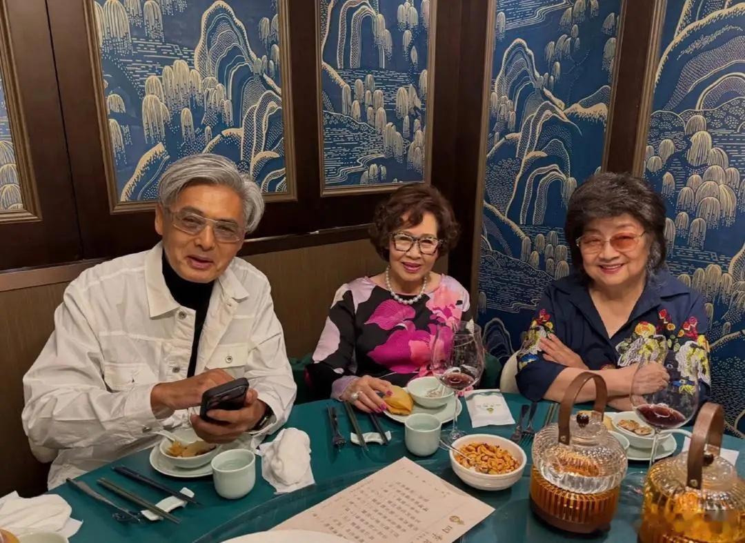 71岁周润发和老婆陈荟莲参加朋友的生日宴，生日宴气氛非常热闹和欢乐，他的状态真好
