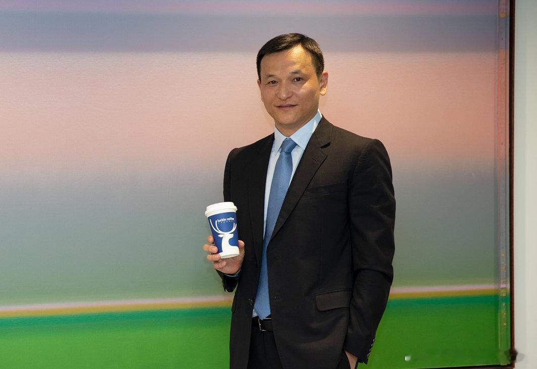 【】 瑞幸咖啡董事长黎辉说话轻而缓慢，这位中国规模最大的咖啡品牌背后的掌舵者，看