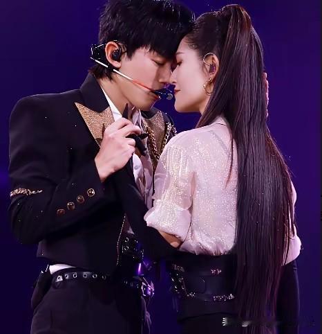 张杰和谢娜这一对神仙眷侣
张杰和谢娜，一个歌手一个主持，本来不沾边的两个人，性格