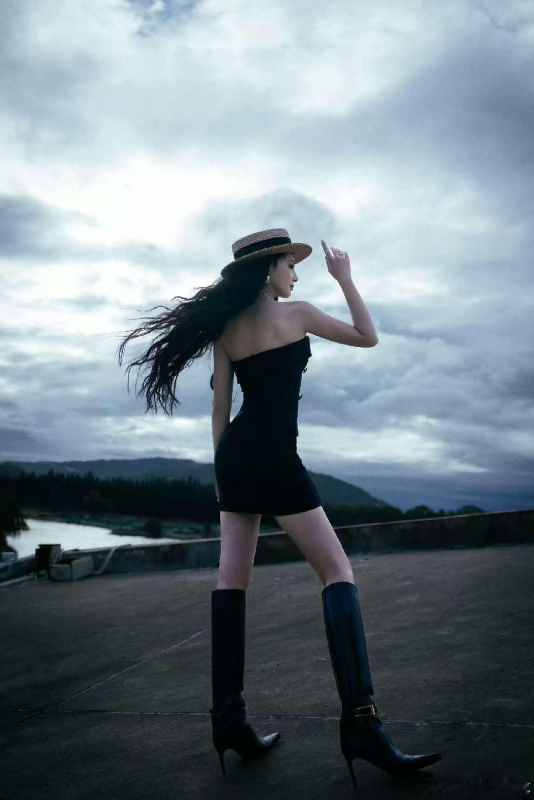 彭小苒乘风2025初见面剧照彭小苒摩登造型 彭小苒乘风2025初见面剧照?，彭小