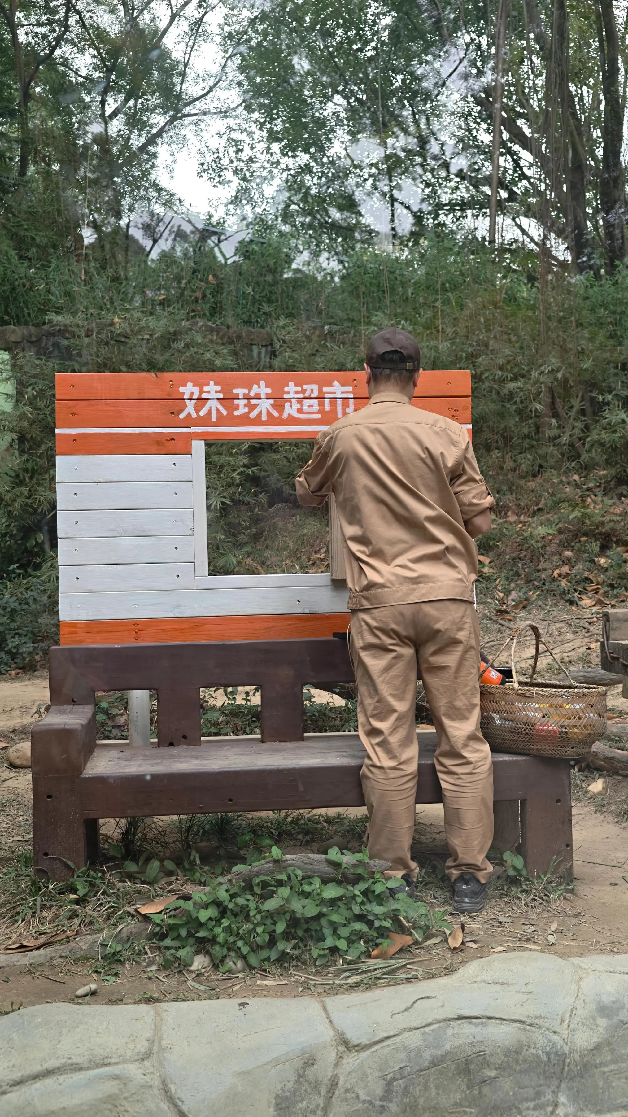 妹猪的超市要卖什么？妹猪吗？一定断货！（图2、3，睡觉都要头对头的两母女。）